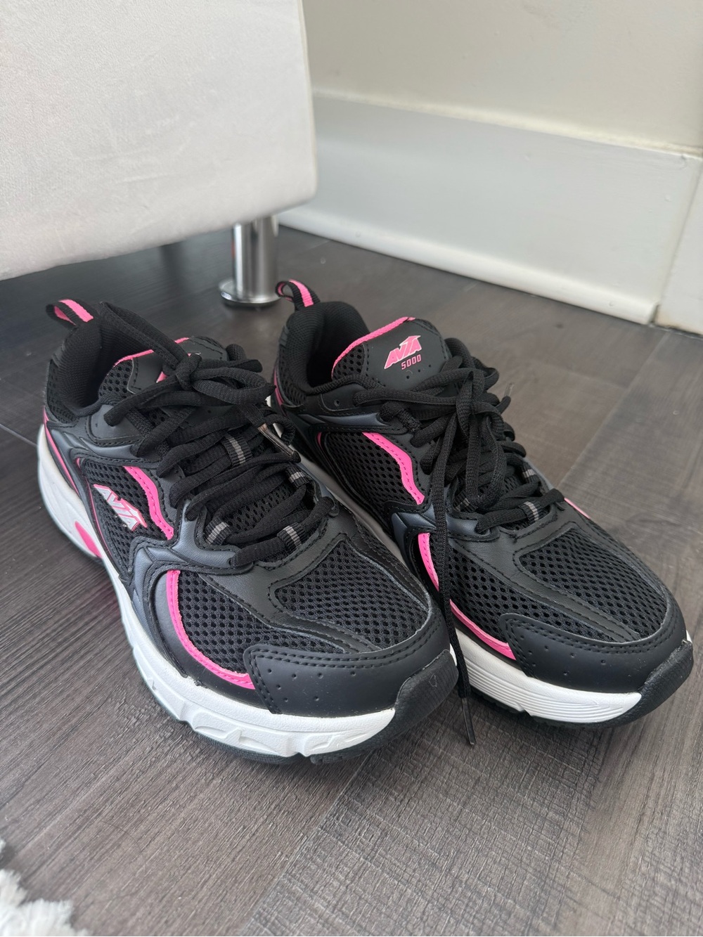 Black & Pink Women's Running Sneakers